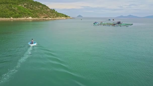 Vietnamees vissersboot in ocean bay — Stockvideo