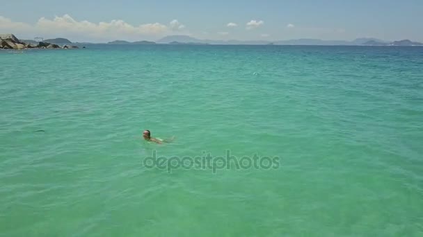 fille nage dans l'eau de l'océan 