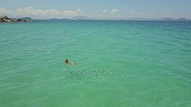 Girl swims in ocean water — Stock Video