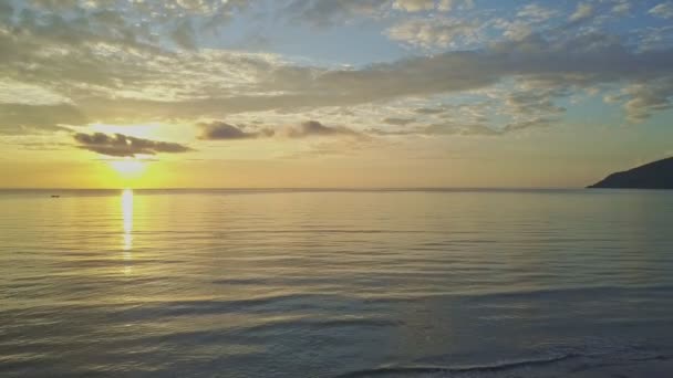 Soluppgång på horisonten ovan utmärkt morgon seascape — Stockvideo