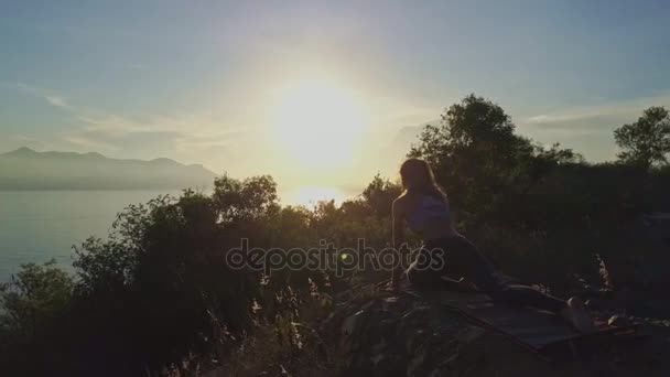 大きな崖の上でヨガの女の子 — ストック動画