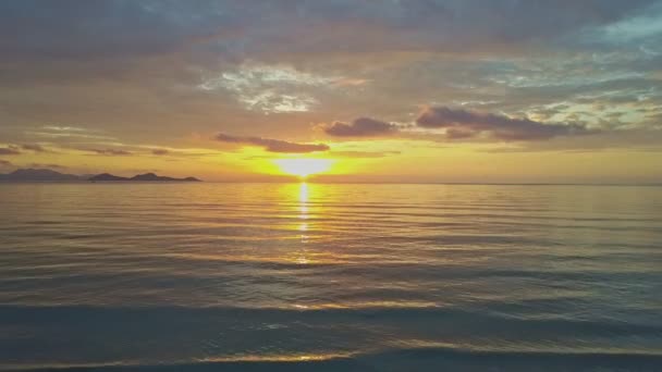 mer sereine avec vagues surf contre lever de soleil 
