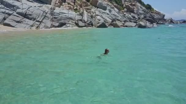 소녀는 바다 물 속에서 수영 — 비디오