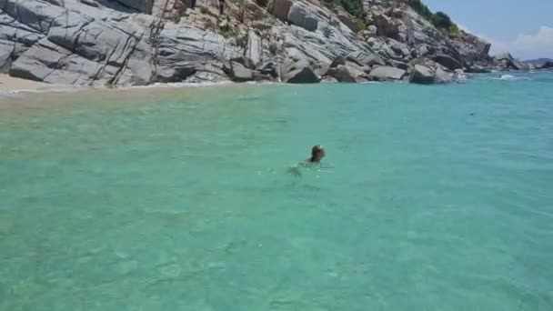 fille nage dans l'eau de l'océan 