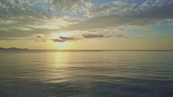 Поверхность океана против впечатляющего восхода солнца на горизонте — стоковое видео