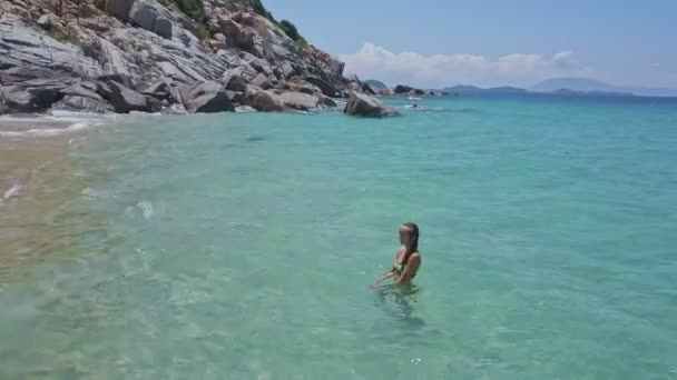 Girl swims in ocean water — Stock Video