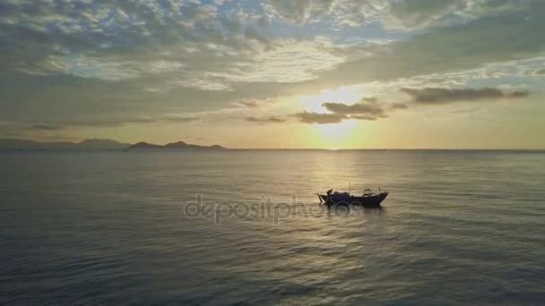 Рибальський човен, що пливе в океані на сході сонця — стокове відео