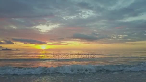 Serene zee met golf surfen tegen zonsopgang — Stockvideo