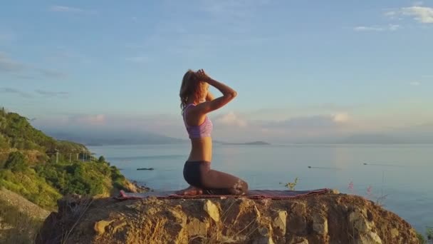 Meisje doet yoga op grote cliff — Stockvideo