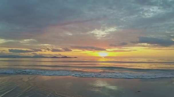 Serene zee met golf surfen tegen zonsopgang — Stockvideo