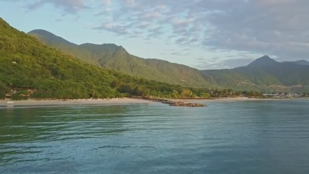 海と美しい風景に対して海岸 — ストック動画