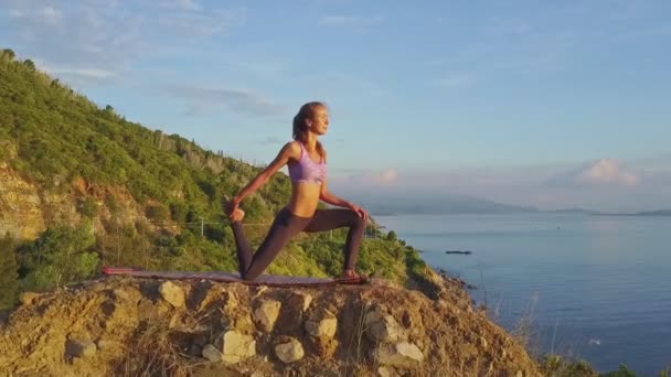 Meisje doet yoga op grote cliff — Stockvideo