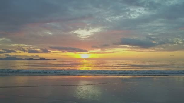 Ruhiges Meer mit Brandung gegen Sonnenaufgang — Stockvideo