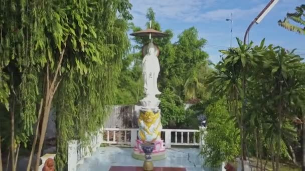 Wielki posąg Buddy na dziedzińcu świątyni — Wideo stockowe