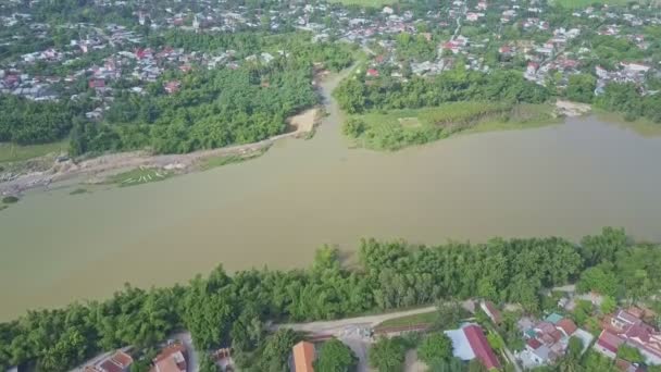 Tropische rivier met groene oevers en dorpen — Stockvideo