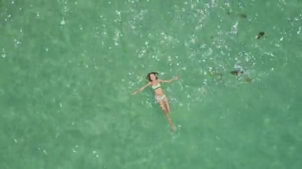 Dívka plave ve vodě oceánu — Stock video