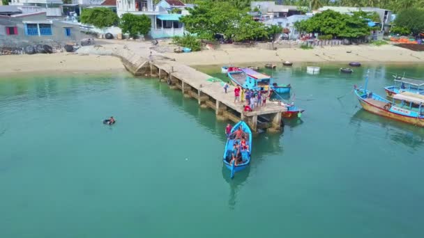 Дети плавают на пирсе в лазурном океане — стоковое видео