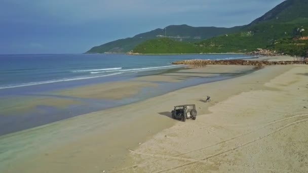 Военный джип на песчаном пляже — стоковое видео
