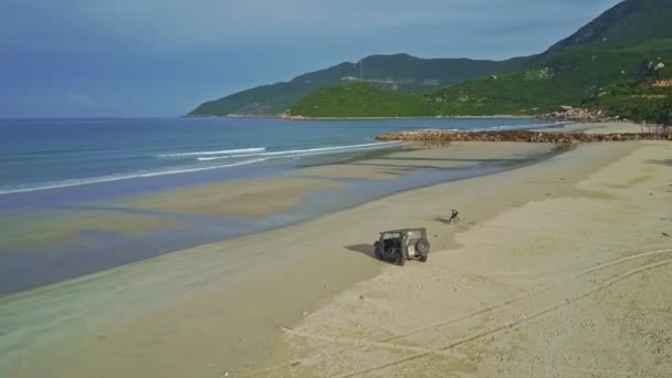 Jipe militar na praia de areia — Vídeo de Stock