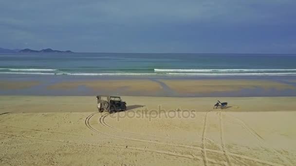 Στρατιωτικό τζιπ σε παραλία με άμμο — Αρχείο Βίντεο