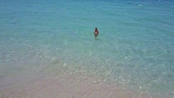 Fille redresser les cheveux dans l'eau de l'océan — Video