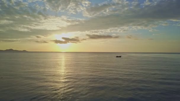 Bateau de pêche naviguant dans l'océan au lever du soleil — Video