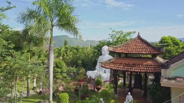 Boeddha beeld gelegen op oude pagode — Stockvideo