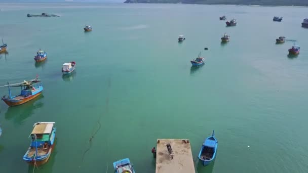 Baía com cais de madeira e barcos de pesca — Vídeo de Stock