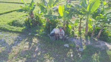 Oturma ve şapka sallayarak Asyalı adam