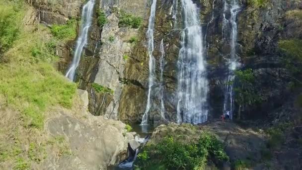 Labyrinth hoher Wasserfall beginnt im Dschungel — Stockvideo