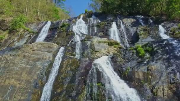 Cachoeira entre encostas rochosas íngremes — Vídeo de Stock