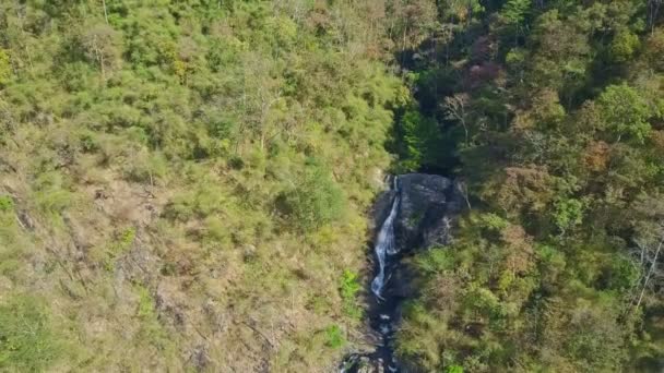 Prachtige waterval in grote rots kloof — Stockvideo