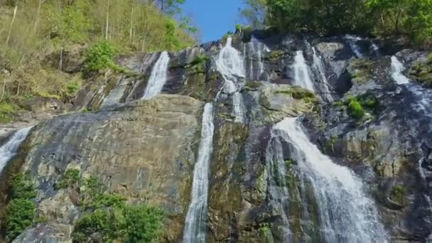 chute d'eau entre des pentes rocheuses abruptes 