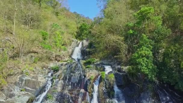 Cachoeira entre encostas rochosas íngremes — Vídeo de Stock