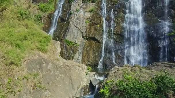 Poderosa cascada en selva tropical — Vídeo de stock