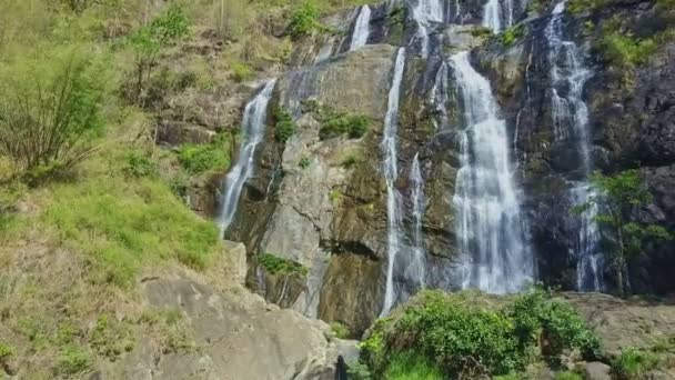 Chute d'eau entre des pentes rocheuses abruptes — Video