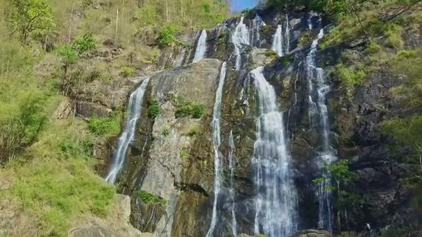 Poderosa cachoeira na floresta tropical selva — Vídeo de Stock