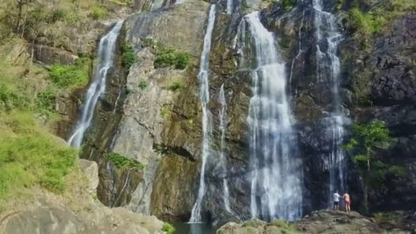 chute d'eau puissante dans la forêt tropicale jungle 
