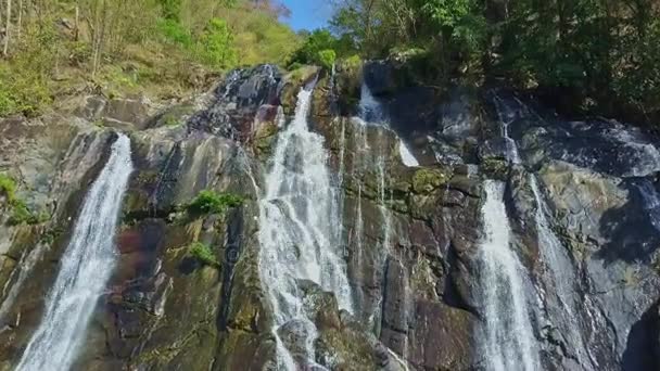 Cachoeira entre encostas rochosas íngremes — Vídeo de Stock