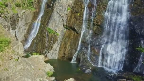 険しい岩山の斜面の間滝 — ストック動画