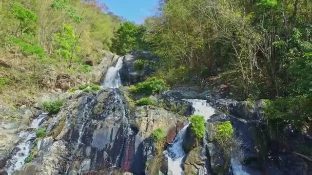 Cachoeira entre encostas rochosas íngremes — Vídeo de Stock