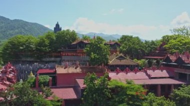 Budist tapınağı tropik bitkiler arasında karmaşık