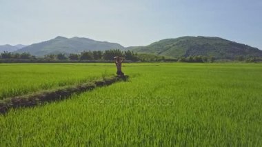 pirinç alan yoga yaparken kız