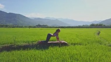 pirinç alan yoga yaparken kız