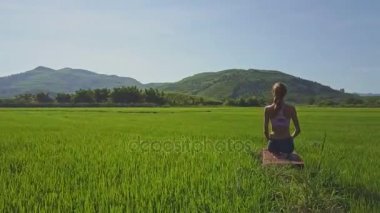 pirinç alan yoga yaparken kız