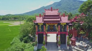 Budist tapınağı giriş kapısı