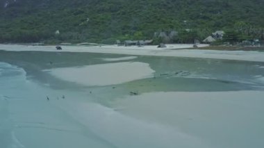 yüksek gelgit lsand plajda sörf