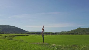 pirinç alan yoga yaparken kız