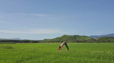 pirinç alan yoga yaparken kız