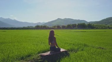 pirinç alan yoga yaparken kız